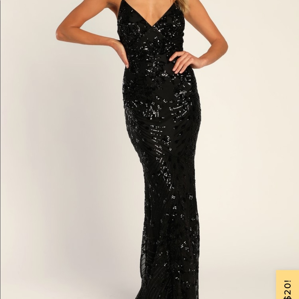 Black sequin gown from Lulu’s, size medium. NEVER WORN and NWT.